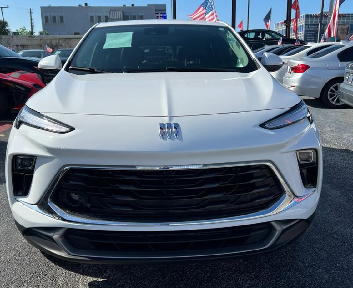 Buick Encore GX 2024 en Miami: SUV de lujo compacta, motores turbo, 30 MPG y financiamiento flexible en Machado Auto Sales.