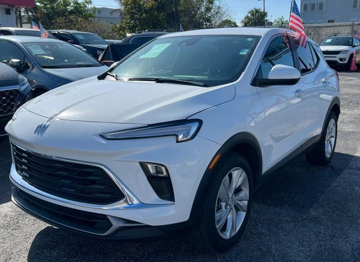 Buick Encore GX 2024 en Miami: SUV de lujo compacta, motores turbo, 30 MPG y financiamiento flexible en Machado Auto Sales.