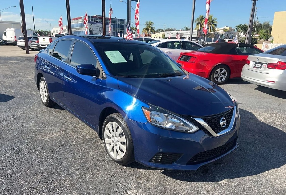 2017 Nissan Sentra: Uno de los mejores carros Nissan Usados en Miami 2026. Disponible ahora en Machado Auto Sales.