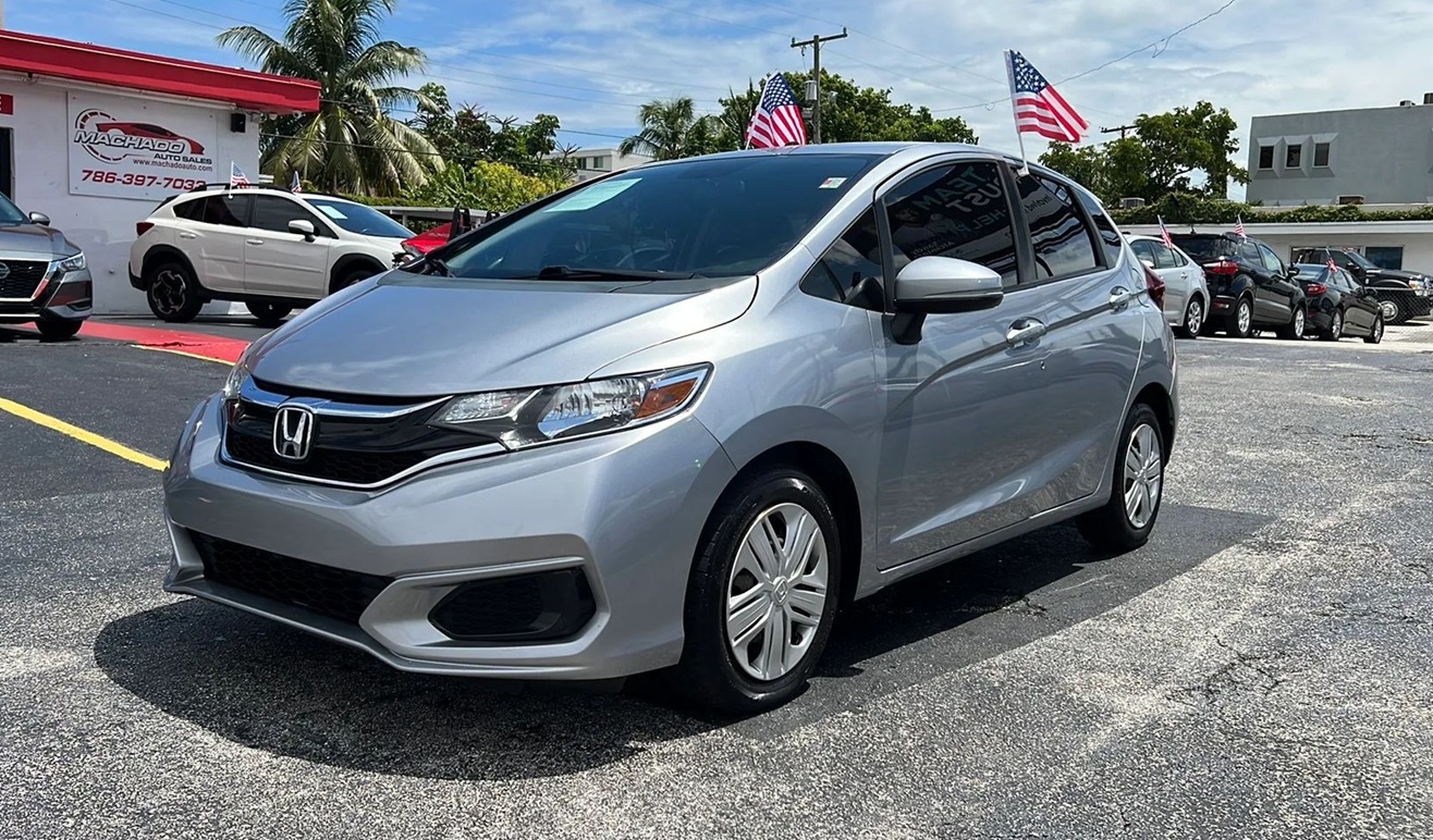 2019 Honda Fit side: Una de las opciones más inteligentes dentro de los carros Honda usados disponibles ahora en Machado Auto Sales, Miami, Florida. 