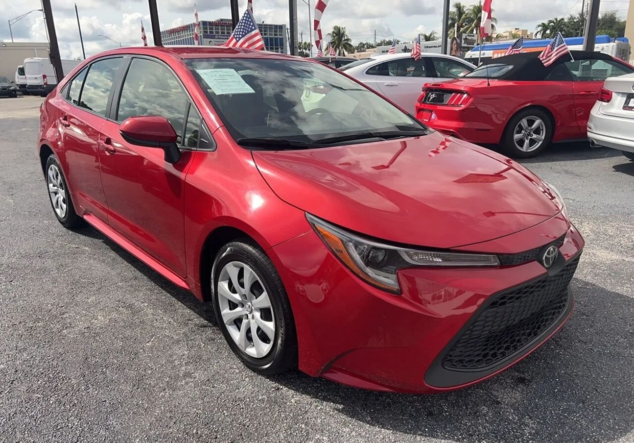 2021 Toyota Corolla: Uno de los mejores carros usados para estudiantes en Miami. Disponible hoy en Machado Auto Sales.